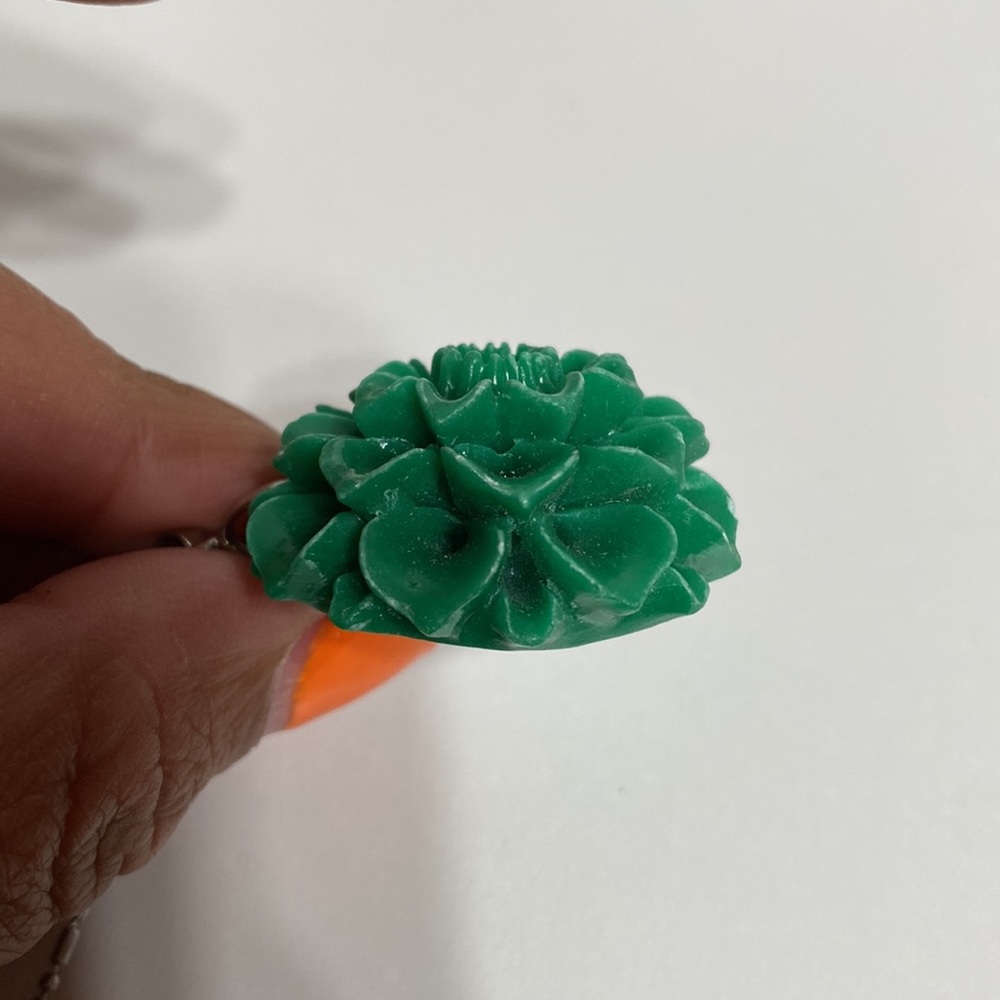 Green Resin Flower Pendant Necklace - Picture 3 of 10